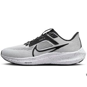 Nike Women's Air Zoom Pegasus 40 - White and Black